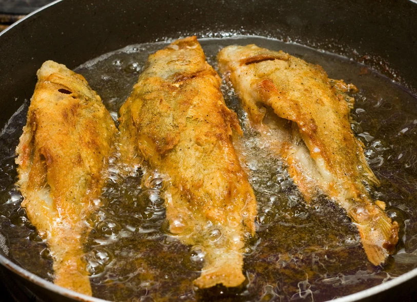 Smażona ryba w panierce chłonie tłuszcz, zamieniając się w bardzo kaloryczny posiłek