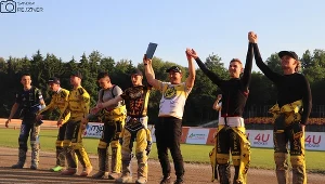 Żużlowcy PSŻ-u dziękujący kibicom po meczu