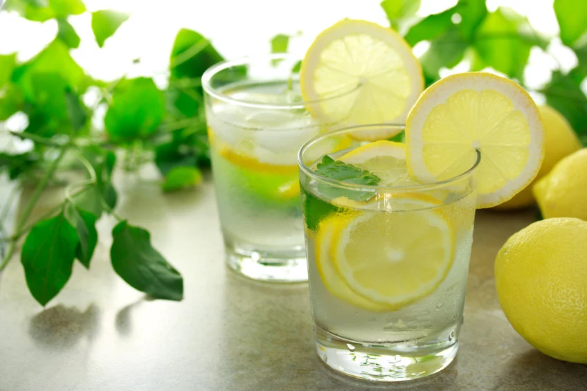 Woda z cytryną idealnie gasi pragnienie latem i podczas upałów