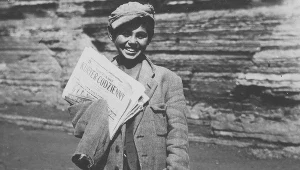 Zeylyk Rozemblat, uliczny sprzedawca gazet z Warszawy. Władza starała się, aby w prasie pojawiały się jedynie pochlebne jej artykuły