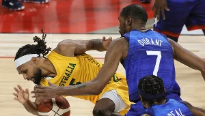 Patty Mills w walce o piłkę z Kevinem Durantem