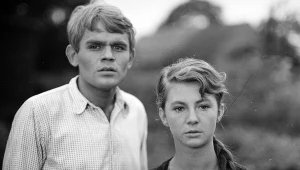 Jerzy Janeczek i Ilona Kuśmierska w filmie Sylwestra Chęcińskiego "Sami swoi" (1967)