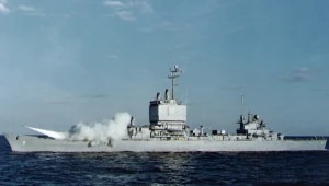 USS "Long Beach" podczas strzelań rakietowych