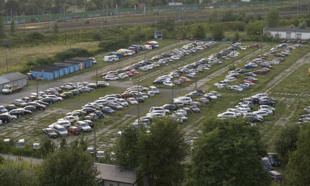 Policyjny parking depozytowy w Warszawie.