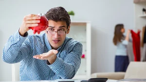 Najczęściej oszczędzamy stawiając na gotówkę.