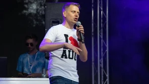Wiceburmistrz Augustowa Filip Chodkiewicz podczas koncertu raperów