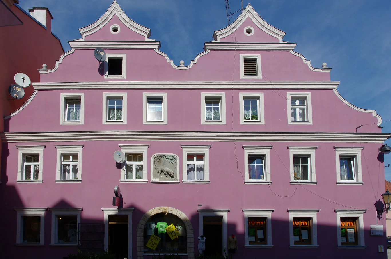 O rzeźbie wilka nad bramą tego budynku w Kłodzku miał mówić jasnowidz Filipek w swojej słynnej przepowiedni o powodzi tysiąclecia 