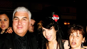 Amy Winehouse w towarzystwie ojca Mitchella i matki Janis