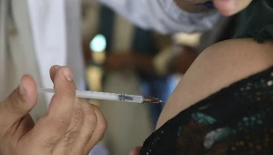 FDA zwraca uwagę na niewielkie ryzyko rzadkiego zaburzenia neurologicznego po szczepionce firmy Johnson & Johnson