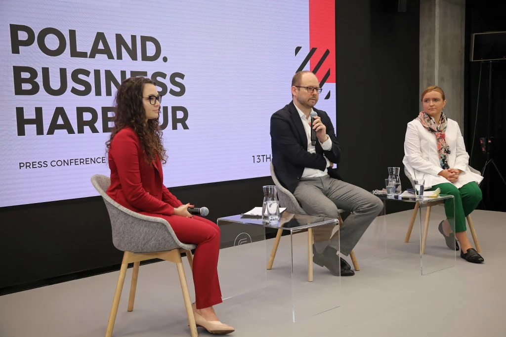 Wiceminister rozwoju, pracy i technologii Olga Semeniuk (P), podsekretarz stanu ds. bezpieczeństwa, polityki amerykańskiej, azjatyckiej oraz wschodniej w MSZ Marcin Przydacz (C) oraz pełnomocnik Prezesa Rady Ministrów ds. GovTech Justyna Orłowska (L) podczas konferencji prasowej Poland Business Harbour