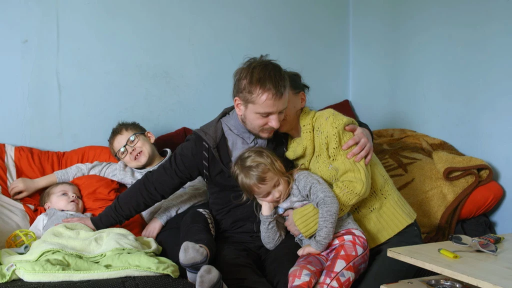 Małżeństwo ma ogromne długi i choć oboje pracują nie są w stanie ich spłacać