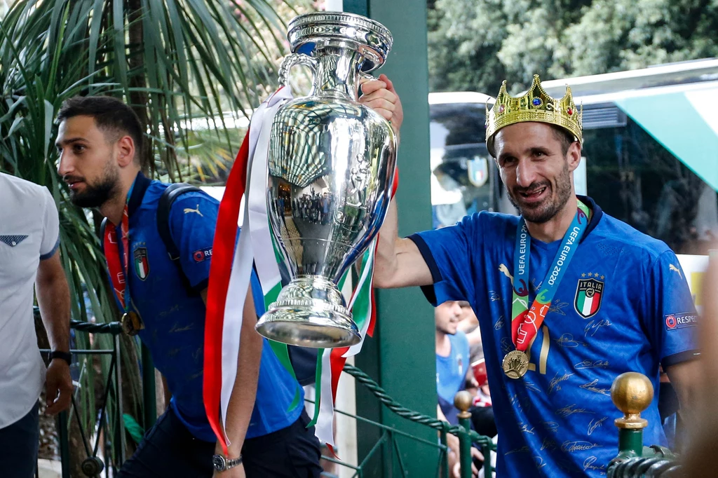 Ginaluigi Donnarumma i Giorgio Chiellini (z prawej) po powrocie do ojczyzny z trofeum za triumf w Euro 2020 Ginaluigi Donnarumma i Giorgio Chiellini (z prawej) po powrocie do ojczyzny z trofeum za triumf w Euro 2020