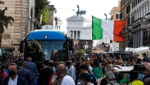 W Wielkiej Brytanii zakażenia rosną, ale dzięki szczepieniom szpitale nie zapełniają się, fot. kibice świętują po zdobyciu przez Włochy Mistrzostwa Europy