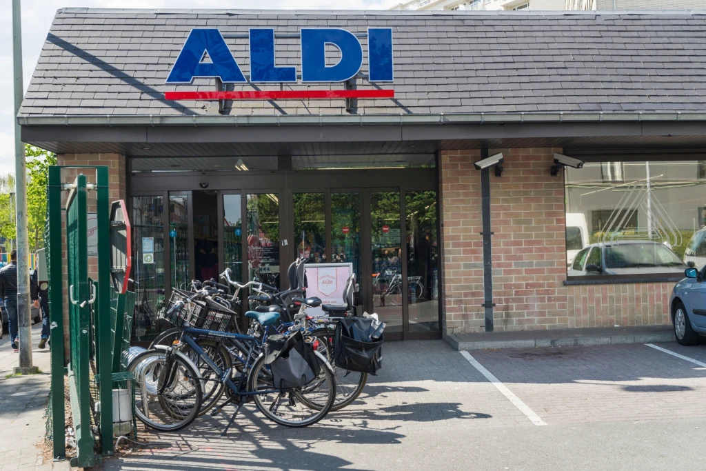 Zarządca parkingów przy sklepach Biedronka i Aldi (nz.) ukarany finansowo przez prezesa UOKiK