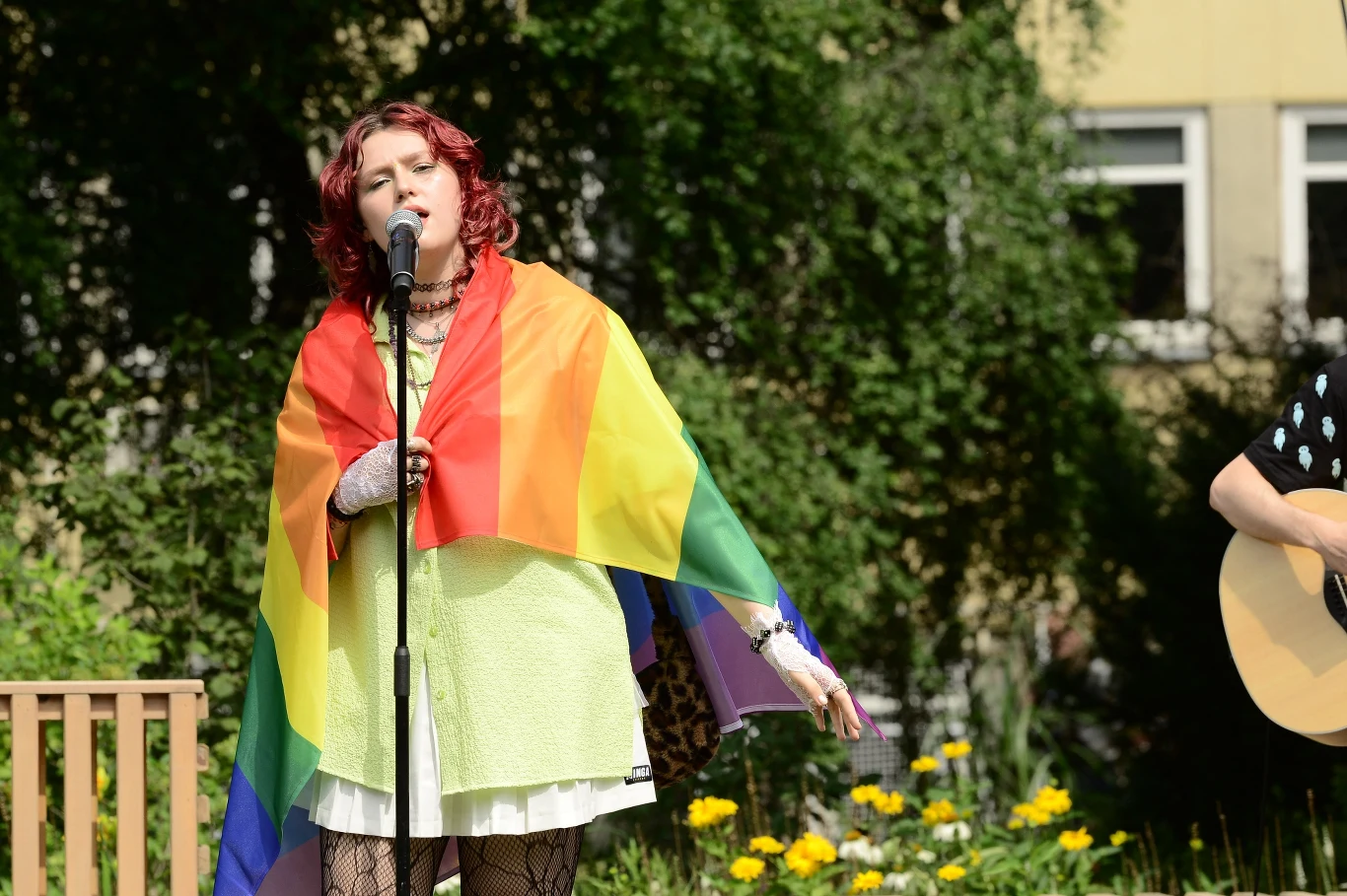 Karin Ann z tęczową flagą w programie TVP Karin Ann z tęczową flagą w programie TVP