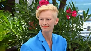 Niebieski garnitur Tildy Swinton to hit. Jak go nosi? 