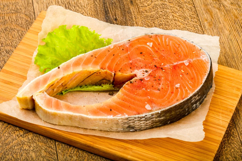 Spośród ryb morskich bogatym źródłem kwasów omega-3 jest łosoś