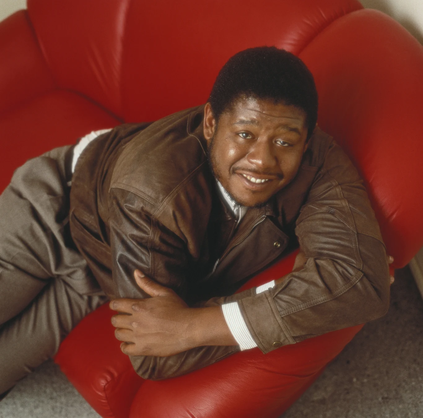 Forest Whitaker ma dwoje dzieci i jest od lat z tą samą kobietą. Jest wegetarianinem i promuje zdrowy tryb życia. Zawsze elegancki, uprzejmy i bardzo spokojny. Być może ten spokój i wyciszenie to zasługa jogi, którą uprawia. Jest Ambasadorem Dobrej Woli UNESCO. Ma czarny pas w karate. Mógł i chciał zostać najpierw piłkarzem, a potem muzykiem. Te plany po części się sprawdziły - rola piłkarza dała mu debiut kinowy ("Beztroskie lata w Ridgemont High", 1982), a rola muzyka przyniosła pierwszy duży sukces ("Bird", 1988).

Początki kariery może uznać za wyjątkowo udane - jako nieznany jeszcze aktor Whitaker miał szansę współpracować z Paulem Newmanen w filmie Martin Scorsese "Kolor pieniędzy" (1986). W tym samym 1986 roku nasz bohater wystąpił także w głośnej produkcji "Pluton" Oliviera Stone'a.