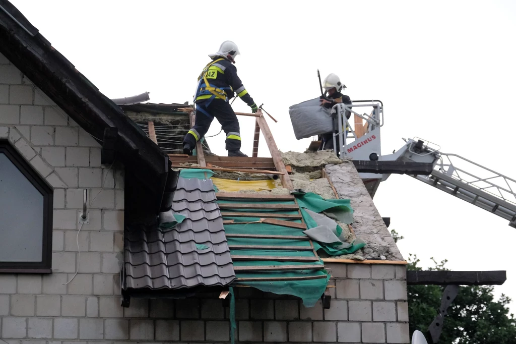 Straż pożarna usuwa zniszczenia po burzy w miejscowości Niegowoniczki, woj. śląskie Straż pożarna usuwa zniszczenia po burzy w miejscowości Niegowoniczki, woj. śląskie