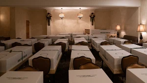 Trumny przygotowane do kremacji w dzielnicy Queens w Nowym Jorku