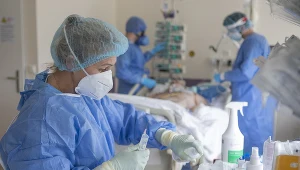 Praca medyków na oddziale covidowym 