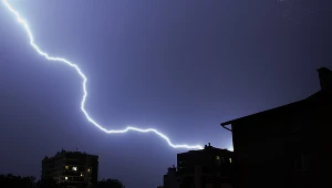 Od uderzenia pioruna zapaliły się dwa budynki; zdj. ilustracyjne 