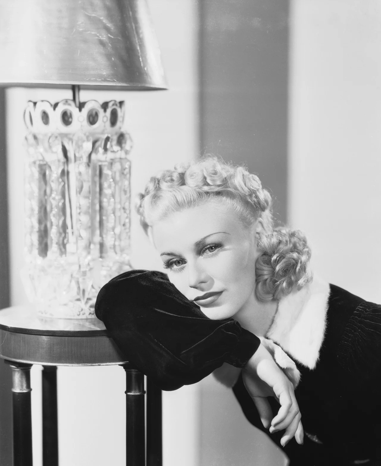 W wieku 17 lat Ginger Rogers zadebiutowała na nowojorskim Broadwayu w musicalu "Top Speed". Wkrótce zaczęła również karierę filmową. Jako 18-latka wystąpiła w filmie "A Night in Dormitory". Przez kilka lat była jedną z wielu statystek.