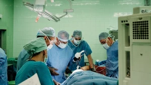 Gliwiccy lekarze podczas zabiegu usuwania nowotworu
