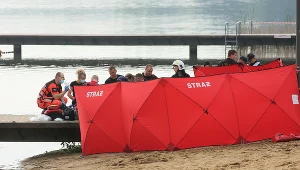 Służby ratunkowe na miejscu utonięcia dziecka w stawie Szperek na terenie ośrodka wypoczynkowego w Antoninie 