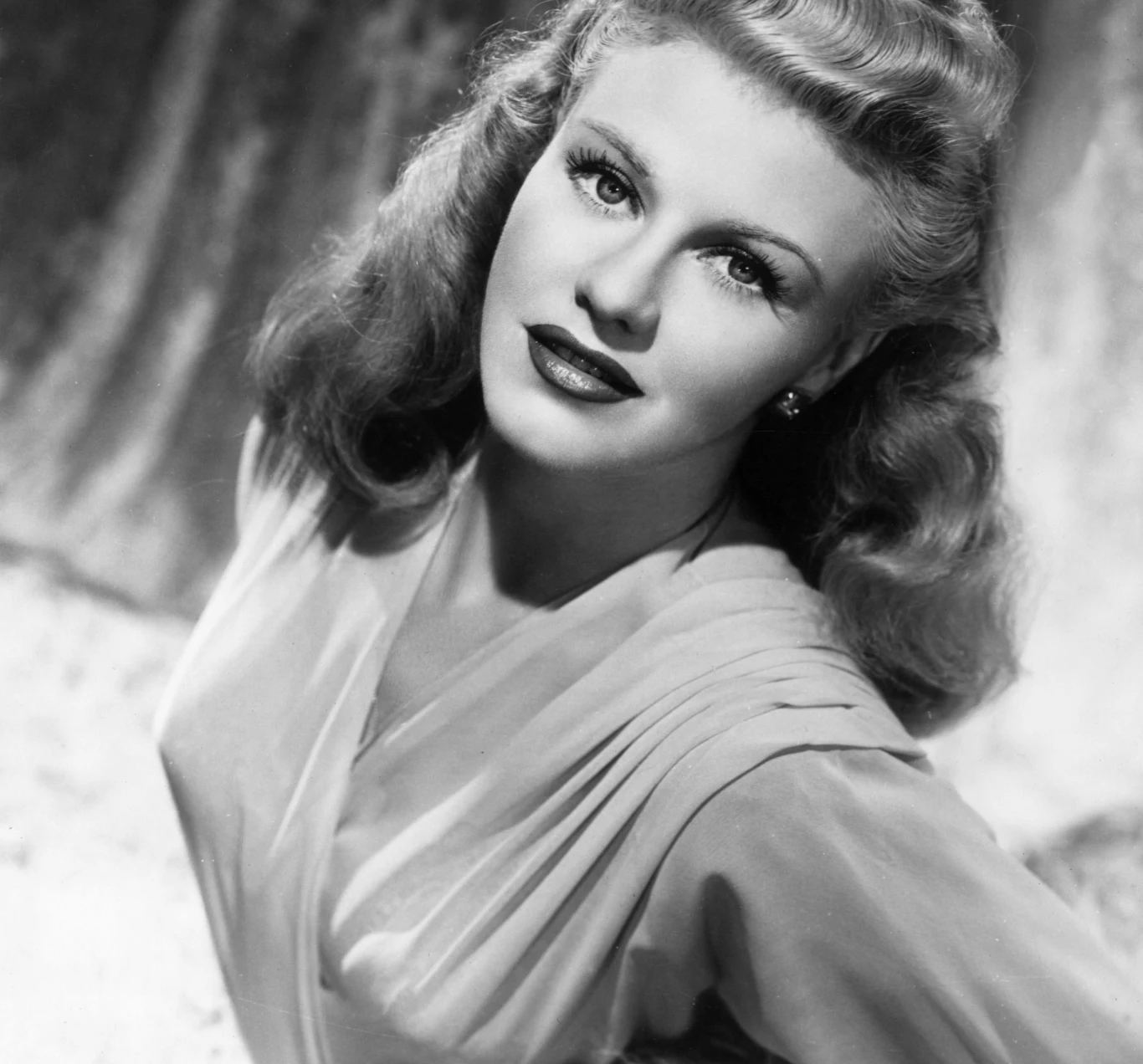 Ginger Rogers, a właściwie Virginia Katherine McMath urodziła się 16 lipca 1911 roku w Independence w stanie Missouri, w USA. Amerykańska aktorka, tancerka i piosenkarka, zdobywczyni Oscara, znana jest głównie z serii filmów muzyczno-tanecznych.