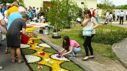 Uroczystość Bożego Ciała z tradycja układania kwietnych kobierców odbywa się raz w roku, a my chcemy opowiadać o tym przez cały czas 