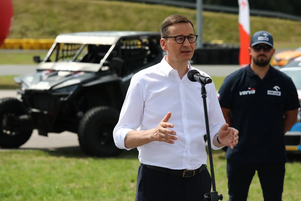 Premier Mateusz Morawiecki podczas pikniku poświęconego zwiększeniu bezpieczeństwa na polskich drogach w ramach kampanii #DobryKierowca