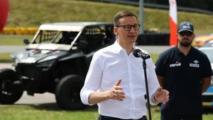 Premier Mateusz Morawiecki podczas pikniku poświęconego zwiększeniu bezpieczeństwa na polskich drogach w ramach kampanii #DobryKierowca