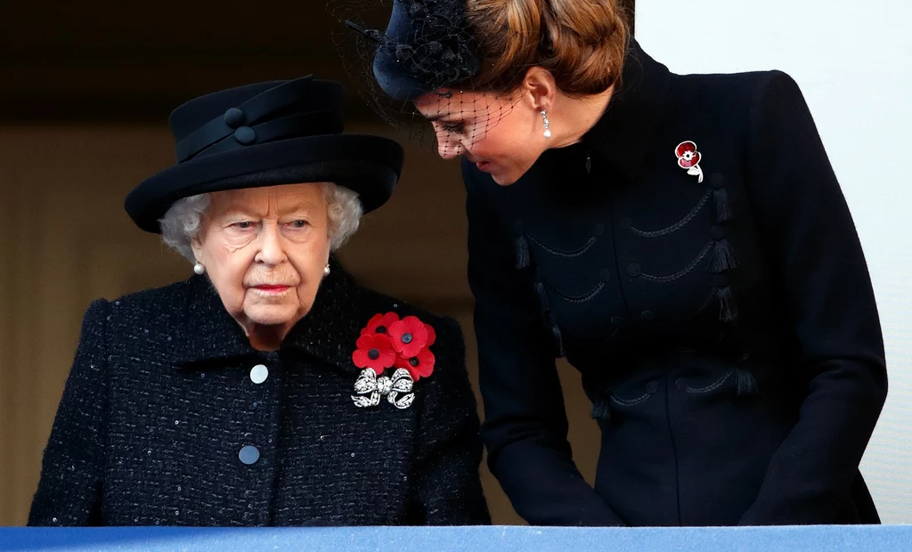 Królowa Elżbieta postanowiła w kwietniu 2021 roku otworzyć ogrody Pałacu Buckingham dla zwiedzających i pragnących na tym terenie piknikować 
