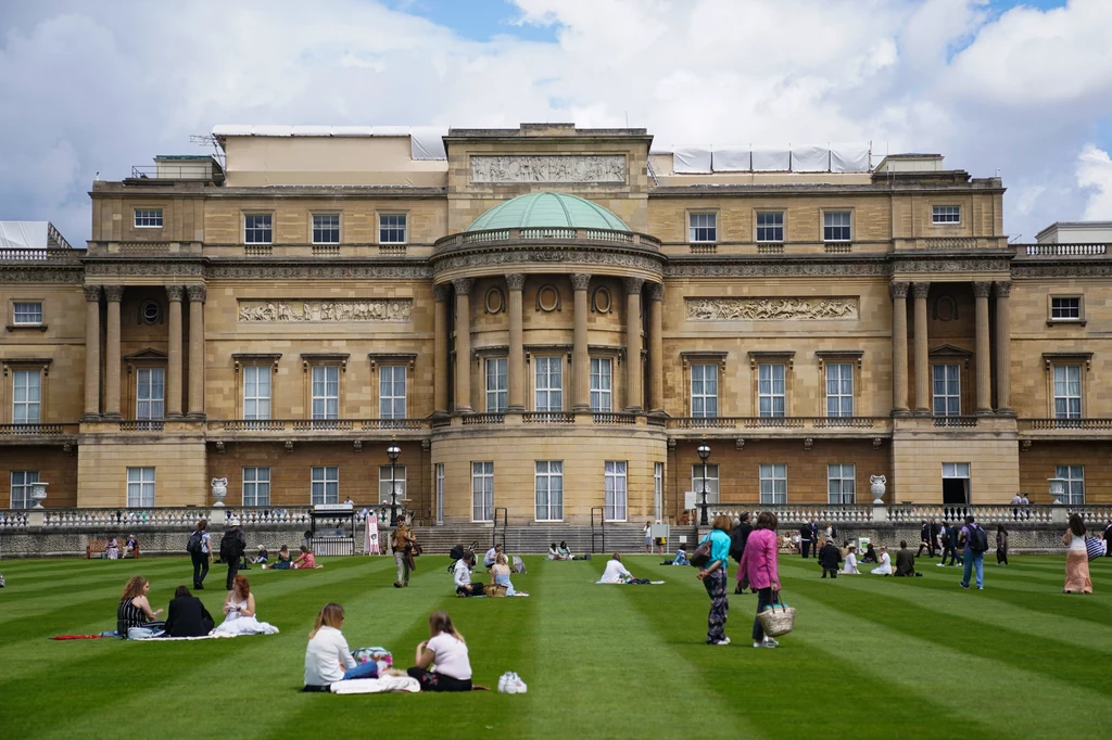 Ogrody Pałacu Buckingham przyciągają coraz większą liczbę zwiedzających. Na ich terenie można odpocząć na łonie przyrody 