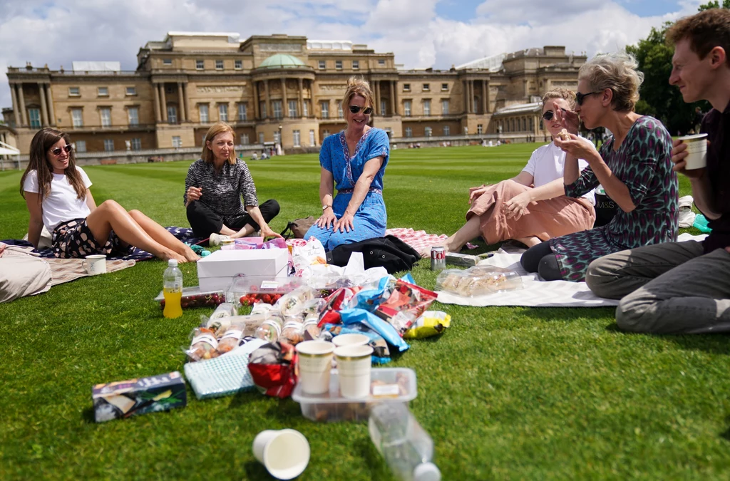 Z możliwości piknikowania na terenie ogrodów Pałacu Buckingham można korzystać od kwietnia 2021 roku 