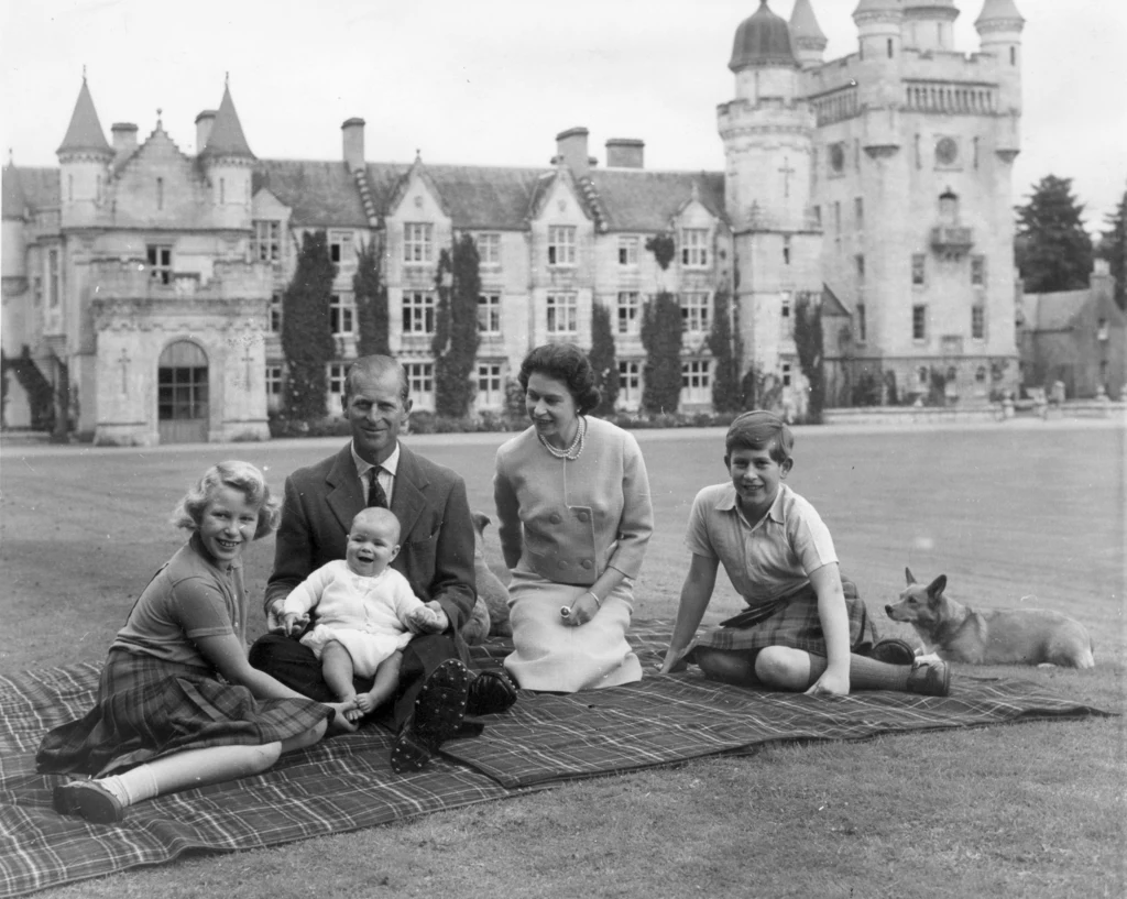 Królowa Elżbieta II i książę Filip uwielbiali spędzać czas wraz z dziećmi w ogrodach Pałacu Buckingham 