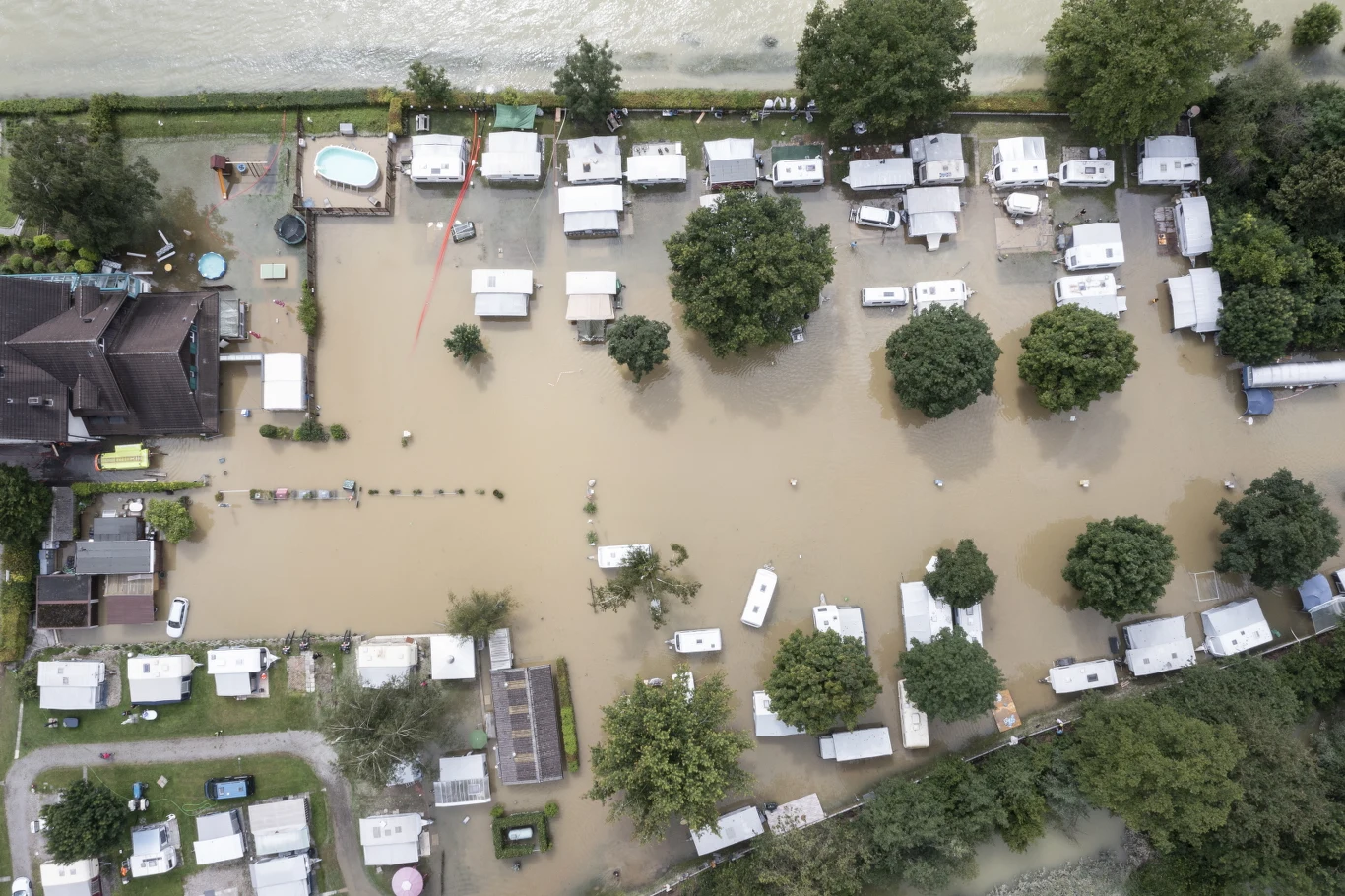 Namioty i przyczepy kempingowe na zalanym kempingu Reussbruecke w Ottenbach w Szwajcarii Namioty i przyczepy kempingowe na zalanym kempingu Reussbruecke w Ottenbach w Szwajcarii