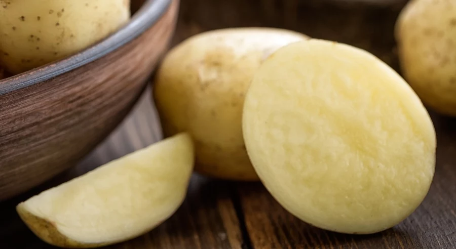 Na opuchliznę oczu pomoże surowy ziemniak