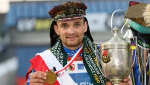 Bartosz Zmarzlik z trofeami za Indywidualne Mistrzostwo Polski