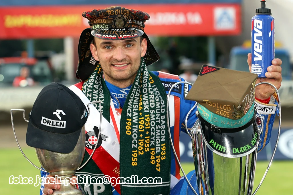 Bartosz Zmarzlik z trofeami za Indywidualne Mistrzostwo Polski