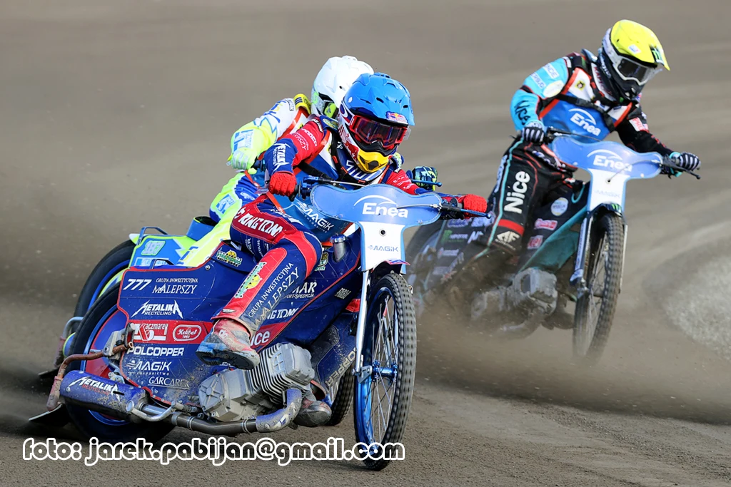 Piotr Pawlicki. Za nim Krzysztof Kasprzak i Paweł Przedpełski Piotr Pawlicki. Za nim Krzysztof Kasprzak i Paweł Przedpełski