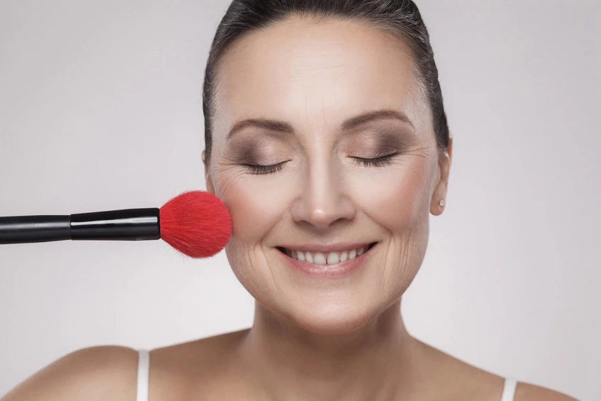 W makijażu cery tłustej ogromne znaczenie ma odpowiedni wybór kosmetyków 