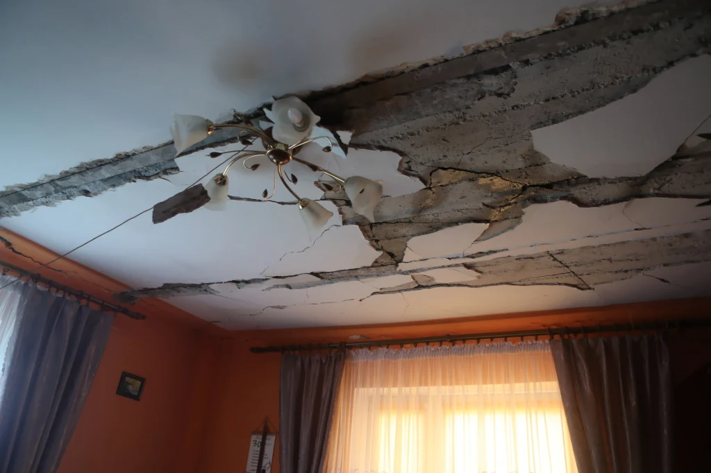 Budynek zniszczony po środowych i nocnych burzach w miejscowości Witusza (pow. łowicki).