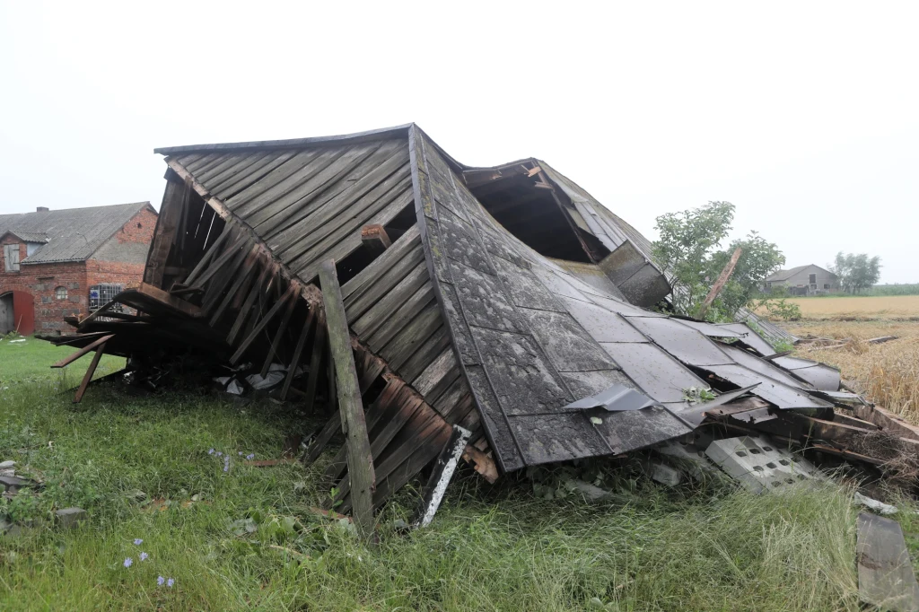 Wśród zniszczeń są: powalone drzewa, zerwane sieci energetyczne, zniszczone dachy i budynki. Nie ma informacji o ofiarach śmiertelnych i rannych w regionie łódzkim.