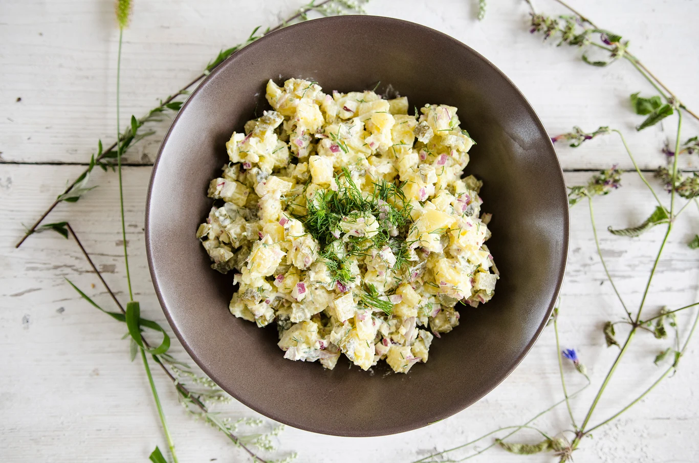 Zrób dużą miskę sałatki papieskiej. Twoi goście będą zachwyceni Zrób dużą miskę sałatki papieskiej. Twoi goście będą zachwyceni