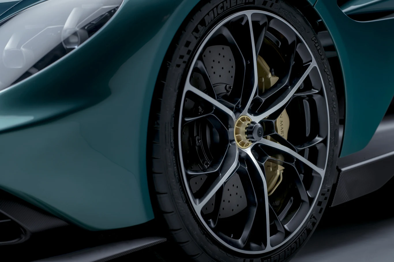 Valhalla otrzymała adaptacyjne amortyzatory, a z przodu zastosowano zawieszenie typu pushrod. O odpowiednią siłę hamowania dbają ceramiczne hamulce z technologią brake-by-wire, a więc bez fizycznego połączenia z pedałem hamulca.