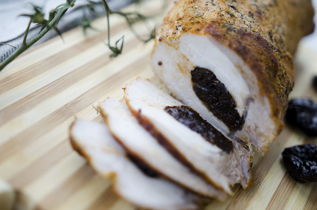 Schab ze śliwką można podawać na zimno jako przekąskę lub na ciepło razem z sosem i ziemniakami