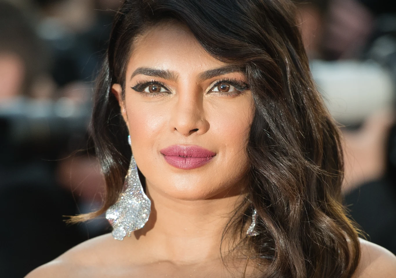 Priyanka Chopra to jedna z najsłynniejszych i najlepiej zarabiających hinduskich aktorek. Gwiazda Bollywood, która zagrała w takich filmach, jak "Kaminey", "7 Khoon Maaf" i "Barfi!", próbowała również swoich sił w Fabryce Snów, odnosząc mniejsze i większe sukcesy. Jedną z najważniejszych pozycji w jej aktorskim portfolio jest główna rola w serialu "Quantico", który opowiada o grupie rekrutów przechodzących szkolenie w bazie FBI. Dwa lata temu Chopra zagrała jedną z głównych ról w komedii "Jak romantycznie!", w której partnerowała Rebel Wilson i Liamowi Hemsworthowi.