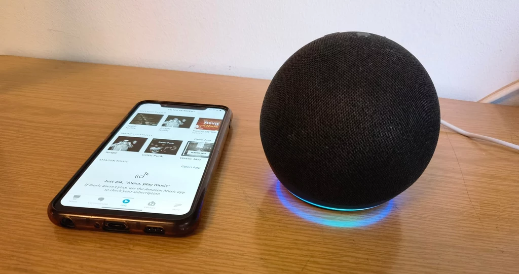 Po lewej smartfon z aplikacją Alexa i Amazon Echo Dot 4